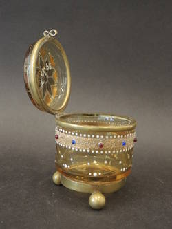 Glasdose (Ziergefäß) aus gelblichen Glas mit aufgesetzten Glastropfen, Gold und Silberreliefmalerei