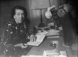 Mary Wigman am Schreibtisch