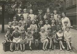Klassenfoto. Mädchenklasse der 37. Volksschule in Berlin-Kreuzberg