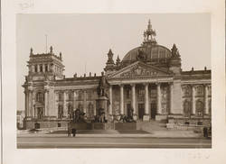 Blick auf Reichstagsgebäude und Bismarck-Denkmal von Westen