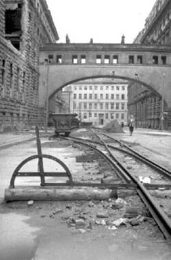 Trümmerbahn unterhalb der Verbindungsbrücke zwischen den Gebäuden der Deutschen Bank
