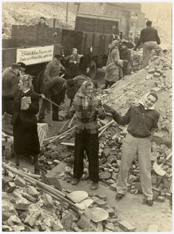 Schauspielerin Inge Keller und Mitarbeiter des Deutschen Theaters helfen bei der Trümmerbeseitigung und dem Aufbau ihres Theaters