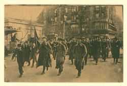Eine Kompanie Soldaten, im Vordergrund ein Soldat mit roter Fahne, stellt sich dem Arbeiter- und Soldatenrat zur Verfügung. 09.11.18.