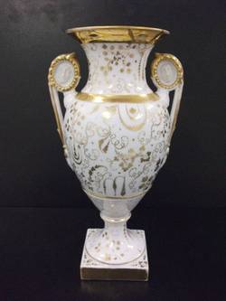 Vase, Golddekor und Volutenhenkel;