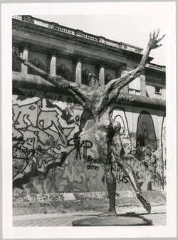 "Skulptur 'Der Flug' von Rainer Fetting Photoaktion am 19./20. Juli 1989 Zeit: 15:30 Uhr"