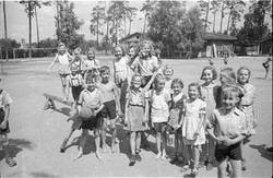 Gruppenfoto von Schülern einer Waldschule