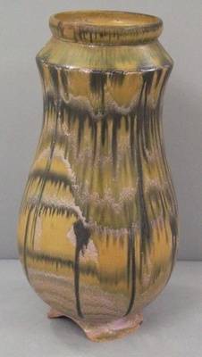 Vase, dreifarbige Marmorierung;