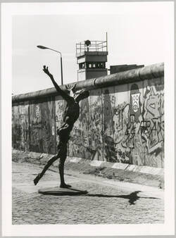 "Skulptur 'Der Flug' von Rainer Fetting Photoaktion am 19./20. Juli 1989 Zeit: 15:30 Uhr"