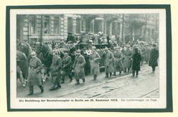 Die Bestattung der Revolutionsopfer in Berlin am 20. November 1918. Der Leichenwagen im Zuge.