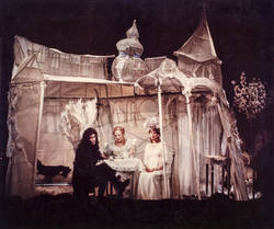 Faust-Szenen. Szene mit Arno Wyzniewski, Christine Gloger und Corinna Harfouch;