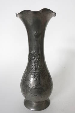 Bauchige Zinn-Vase mit Blumendekor in Jugendstilornamentik mit Maiglöckchen und Margeriten