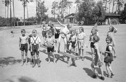 Gruppenfoto von Schülern einer Waldschule