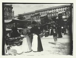 Marktszene auf dem Friedrich-Karl-Platz, Nordwestseite
