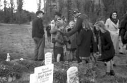 Luftbrücke. Kinder im Gespräch mit einem Schutzmann auf einem Kinderfriedhof