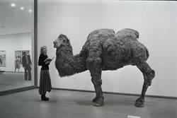New York in Europa. Amerikanische Kunst aus europäischen Sammlungen,  Ausstellung in der Nationalgalerie, Berliner Festwochen: Frau vor Kamel