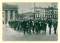 Revolutionäre Matrosen marschieren durchs Brandenburger Tor.;