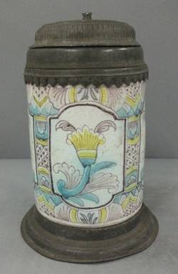 Walzenkrug mit Zinndeckel, Pilaster und floraler Dekor