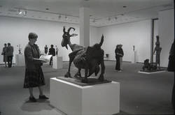 Picasso-Ausstellung Nationalgalerie - Frau vor einer Ziegenskulptur