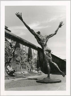 "Skulptur 'Der Flug' von Rainer Fetting Photoaktion am 19./20. Juli 1989 an der Mauer Zeit, 13.20 Uhr"