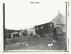 Schaustellerwagen und Zelte