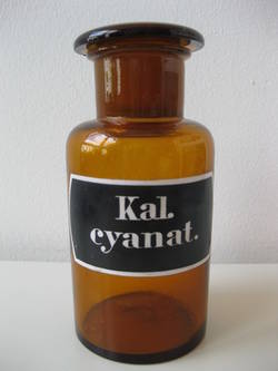 Apothekenflasche für "Kal. / cyanat." (Kaliumcyanid) aus der St. Rupertus-Apotheke Kreuzberg