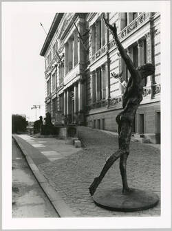 "Skulptur 'Der Flug' von Rainer Fetting Photoaktion am 19./20. Juli 1989 an der Mauer Zeit, 6.30 Uhr"