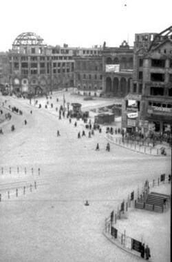 Blick über den Potsdamer Platz. Im Hintergrund die Ruine des Haus Vaterland, rechts die des Pschorr-Hauses 