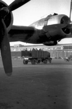 Luftbrücke. Flugzeugtriebwerke. Im Hintergrund ein LKW auf dem Rollfeld des Flughafens Tempelhof