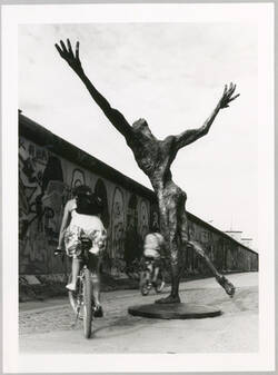 "Skulptur 'Der Flug' von Rainer Fetting Photoaktion am 19./20. Juli 1989 an der Mauer Zeit, 6.30 Uhr"