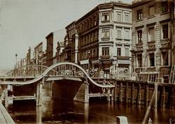 Roßstraßenbrücke und Straße Neu-Kölln am Wasser, rechts die Einmündung Neue Roßstraße
