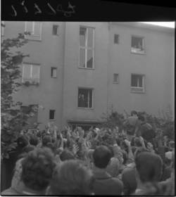„Bundeskanzler Adenauer im Flüchtlingslager Marienfelde.“
