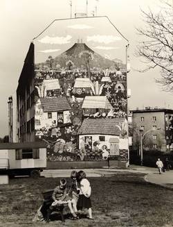 Straßenszene mit dem Wandbild "Nicaraguanisches Dorf – Monimbó 1978" am Giebel des Hauses Skandinavische Straße 26 in Lichtenberg