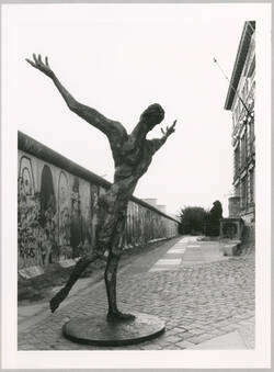 "Skulptur 'Der Flug' von Rainer Fetting Photoaktion am 19./20. Juli 1989 Zeit, 6.30 Uhr"