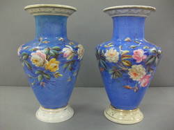 Vasenpaar, Rosendekor auf blauem Fond