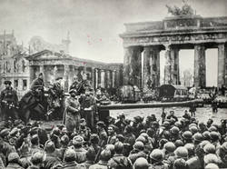 30. April 1945 am Brandenburger Tor. Kapitulation;