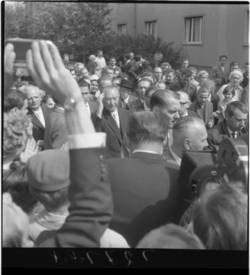 „Bundeskanzler Adenauer im Flüchtlingslager Marienfelde.“