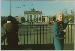 o.T., Videofilmer und gestikulierende Frau an einem Absperrgatter vor dem Brandenburger Tor. Ostseite.
