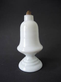 Öllampe aus Milchglas (opak)