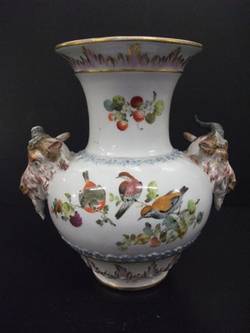 Vase mit Tierköpfen, Deutsche Blumen und Vogelmotiv