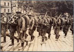 marschierende Marineinfanteristen in der Gneisenaustraße