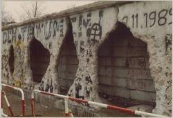 o.T., Ausgehöhlter Mauerabschnitt nahe dem Brandenburger Tor