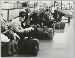 "Flugverkehr unregelmäßig". Wartende Reisende. Flughafen Tempelhof