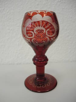 rot lasiertes bauchiges Weinglas mit floralem Muster und Gebäudedarstellungen