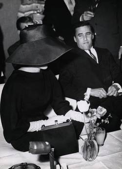 Marlene Dietrich, unter ihrem Hut versteckt. vermutlich zur Pressekonferenz im Hilton Hotel