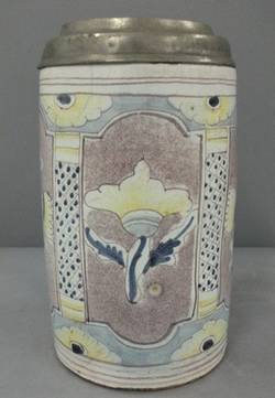 Walzenkrug mit Resten einer Zinnmontage, Pilaster und floraler Dekor;