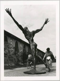 "Skulptur 'Der Flug' von Rainer Fetting Photoaktion am 19./20. Juli 1989 Zeit: 18:30 Uhr"