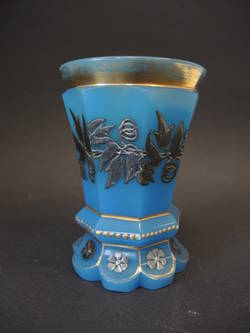 Sog. Schadow' Becher aus blauem Milchglas, um 1840;