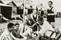Max Reinhardt mit seinen Söhnen Wolfgang und Gottfried, Karl Vollmoeller, unbekannt, Heinz Herald und Ernst Matray am Lido