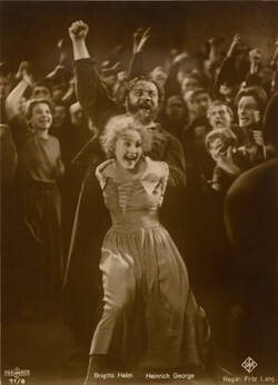 Film. Metropolis. Szene mit Brigitte Helm als Maria und Heinrich George als Wärter der Herzmaschine Groth