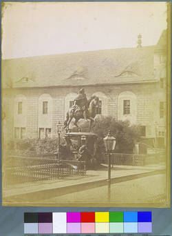 Denkmal des Großen Kurfürsten auf der Langen Brücke mit Blick auf den alten Marstall;